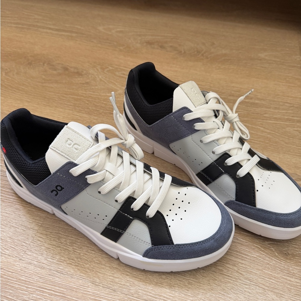 ON SHOES - The Roger